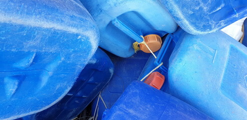 이 '플라스틱 용기'는 불법적으로 버려져 오랫동안 방치되었다.
These ‘plastic containers’ were illegally abandoned and left unattended for a long time.