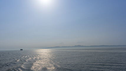 美しい朝陽光芒に照らされている海(フェリー航海から観える景色)
The sea...