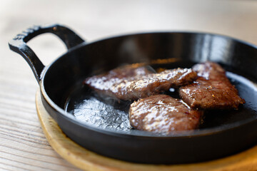 焼き立ての小さめのステーキ