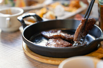 箸につままれたステーキ