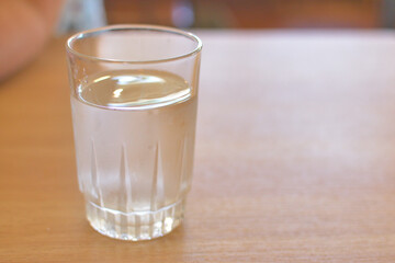 テーブルに置かれた水の入ったグラス