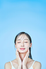 Fototapeta premium 美容イメージ・顔を触る女性