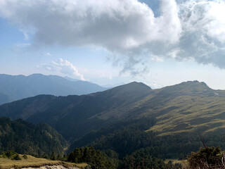 The scenery of Hehuan Mountain, the scenery along the trail, the rolling mountains.