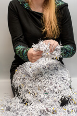 Kobieta niszczy papierowe dokumenty  - obrazy, fototapety, plakaty