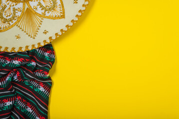 Obraz premium Mariachi hat and serape on yellow background. Mexican independence concept. Cinco de mayo background.