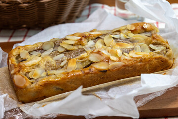 木製のボードの上のバナナケーキ