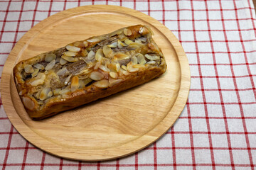 木製のボードの上のバナナケーキ