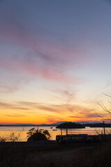 Fototapeta premium 夕暮れの松島を走る電車