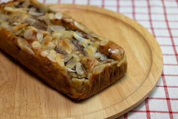 木製のボードの上のバナナケーキ