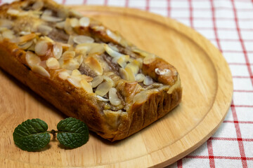 木製のボードの上のバナナケーキ