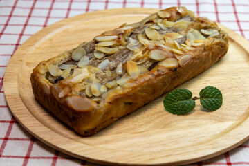 木製のボードの上のバナナケーキ