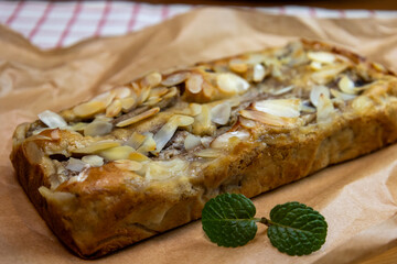 木製のボードの上のバナナケーキ