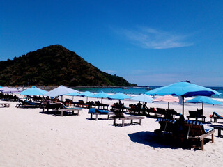 Obraz premium beach with umbrellas and chairs