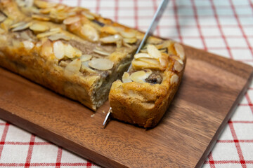 木製のボードの上のバナナケーキ