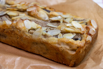 木製のボードの上のバナナケーキ