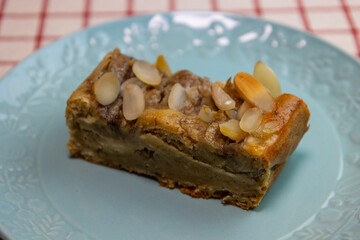 水色の皿の上のバナナケーキ