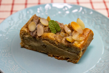 水色の皿の上のバナナケーキ