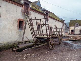 Fototapeta na wymiar carro de madera grande para transportar paja y hierba en una granja francesa