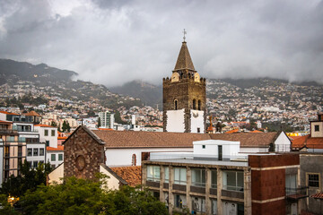 Fototapeta na wymiar view over old town of funchal, madeira, cathedral, early morning light, portugal