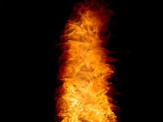 Fototapeta premium Llama de fuego de color anaranjado sobre un fondo negro