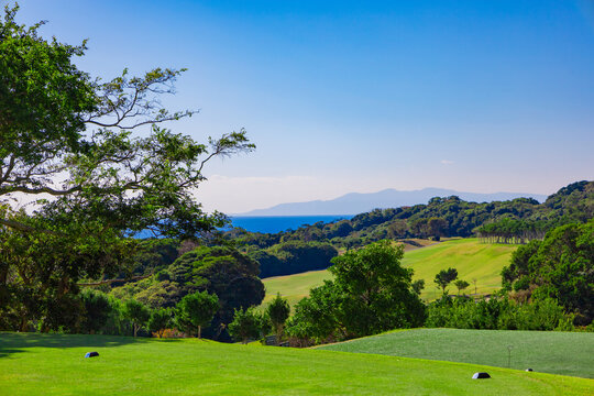 雄大な青空のゴルフ場・海が見える打ち下ろしコースのティーイングエリアの風景（神奈川県湯河原町）
