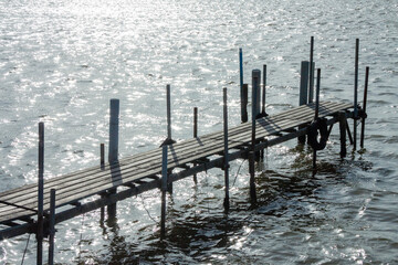 木製の桟橋とキラキラ光る水面