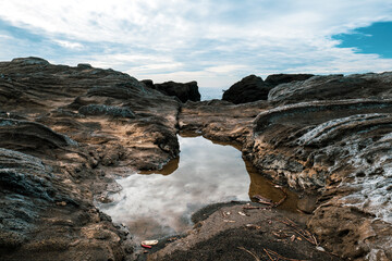 Fototapeta premium 城ヶ島の地層があらわれている海岸 神奈川県三浦市