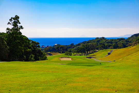 爽やかな青空のゴルフ場・丘のロングコースを海を眺めながらラウンド（神奈川県湯河原町）