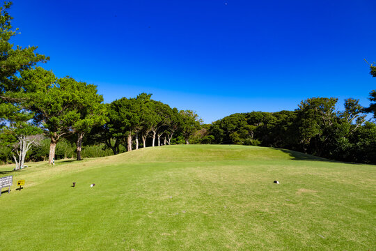 雄大な青空のゴルフ場・海を臨むロングコースのティーイングエリアのスタート地点の風景（神奈川県湯河原町）