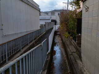 住宅街の用水路
