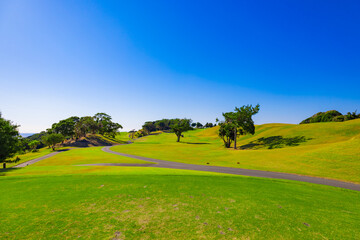 雄大な青空のゴルフ場・海を臨むロングコースのティーイングエリアのスタート地点の風景（神奈川県湯河原町）