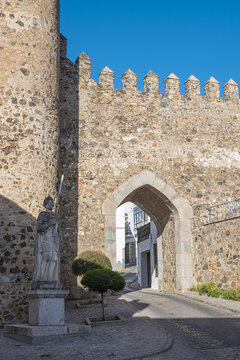 Vista de la puerta de Burgos del siglo XV con arco apuntado y estatua de caballero templario en la villa de Jerez de los Caballeros, Espa&ntilde;a