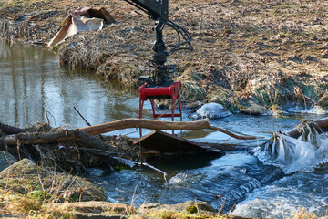 Beräumung von angeschwemmten Holz in einem Fluss