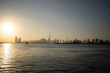 Skyline von Dubai bei Sonnenuntergang