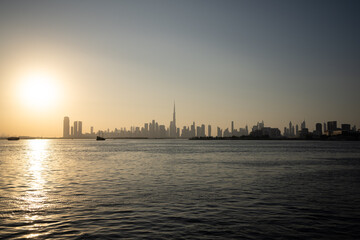 Fototapeta na wymiar Skyline von Dubai bei Sonnenuntergang