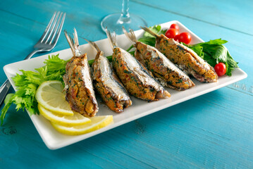 Vassoio di deliziose sardine ripiene cotte al forno, cibo mediterraneo, cucina italiana 