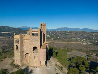 Fototapeta na wymiar vista con dron del Castillo de la Mota en Alhaurín el Grande en la provincia de Málaga, España