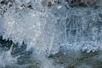Bizarre Eisformationen am Fluss bei Kälte	