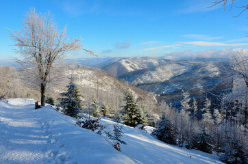 Widok w górach z Wielkiej Raczy w Beskidzie Żywieckim zimą