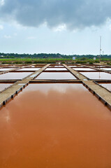 Rotes Wasser spiegelt Wolken