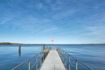 Bootsanlegestelle mit Blick auf das Wasser im Strelasund in Stralsund in Deutschland mit...