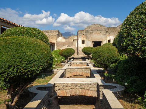 Garden and edicula of Praedia di Giulia Felice, Pompeii