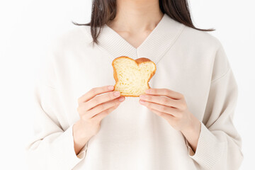 パンを食べる女性