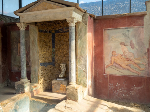 Edicula over the Epirus and wall frresco of Pyramus and Thisbe in the House of Octavius Quartio, Pompeii