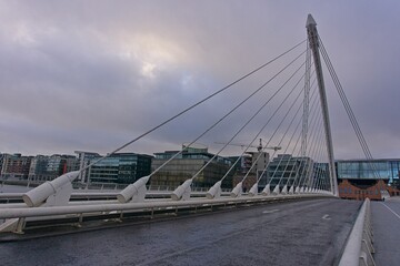 Obraz premium Samuel Beckett bridge over the river Liffey in Dublin, Ireland