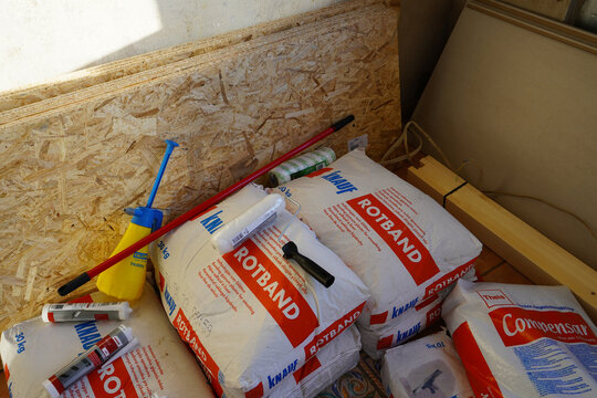 Verschiedene Baumaterialien f&uuml;r die Renovierung in einem Haus 