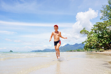 Fototapeta na wymiar boy running on the beach