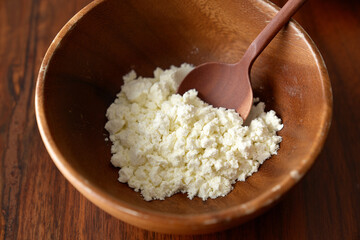 バターミルクパウダーの入った木製ボウル