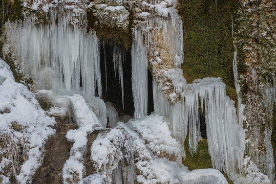 Nohner Wasserfall in der Eifel im Winter