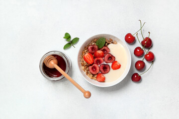 breakfast with granola and strawberries - 714797249